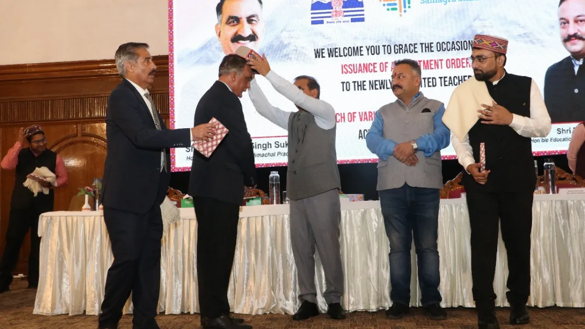 Saurabh Tyagi, Chief Marketing Officer of Deepspatial, receiving a ceremonial memento from Himachal Pradesh Chief Minister Sukhvinder Singh Sukhu during the statewide launch of edskExpress at Peterhof, Shimla